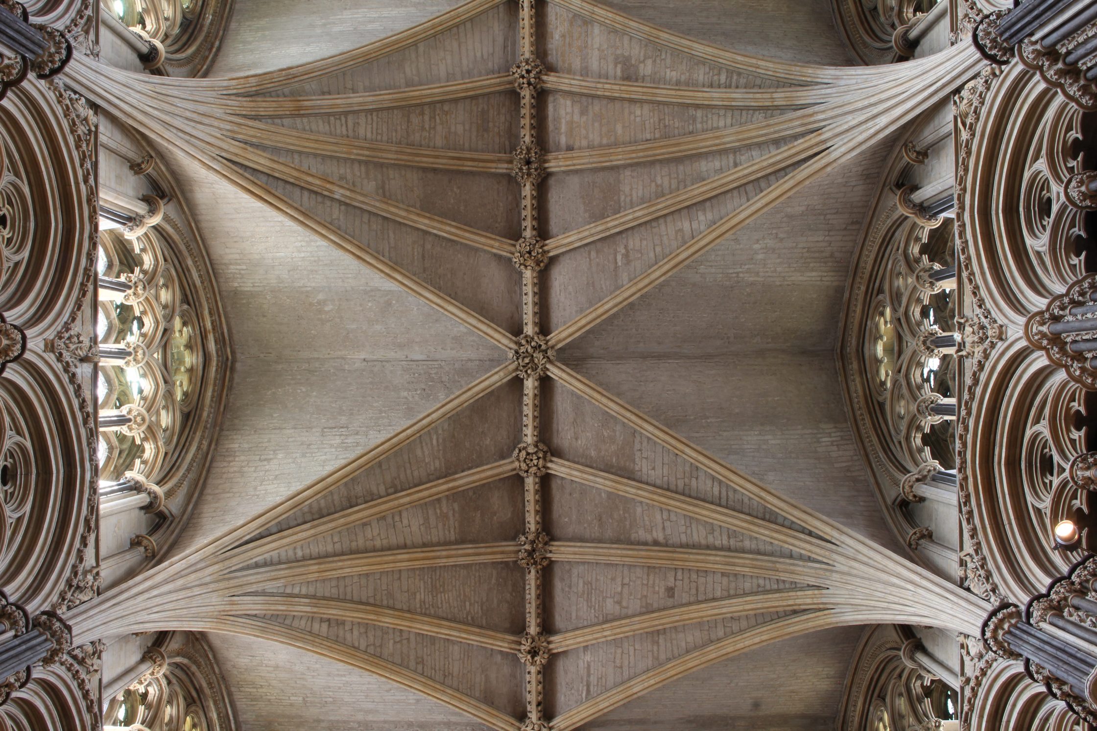 lincoln_sculpture_stonecutting_angel_choir_1