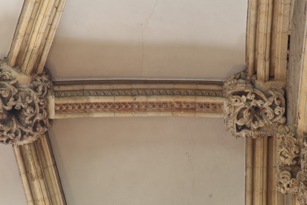 Image of dogtooth pattern rib moulding in the nave at Lincoln Cathedral