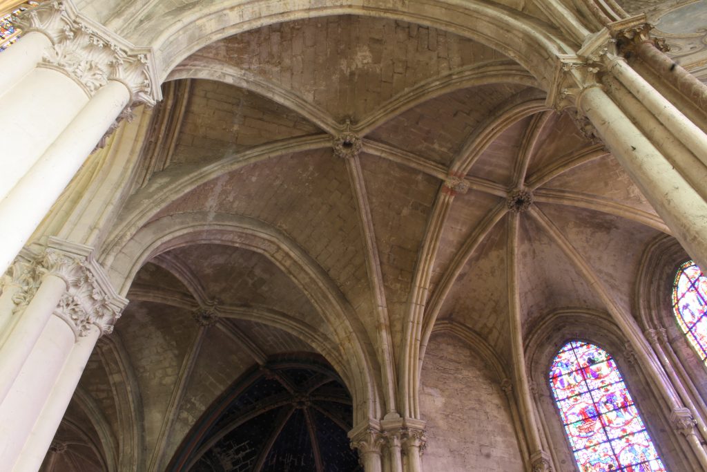 Image of the vaults in the ambulatory at Tours Cathedral
